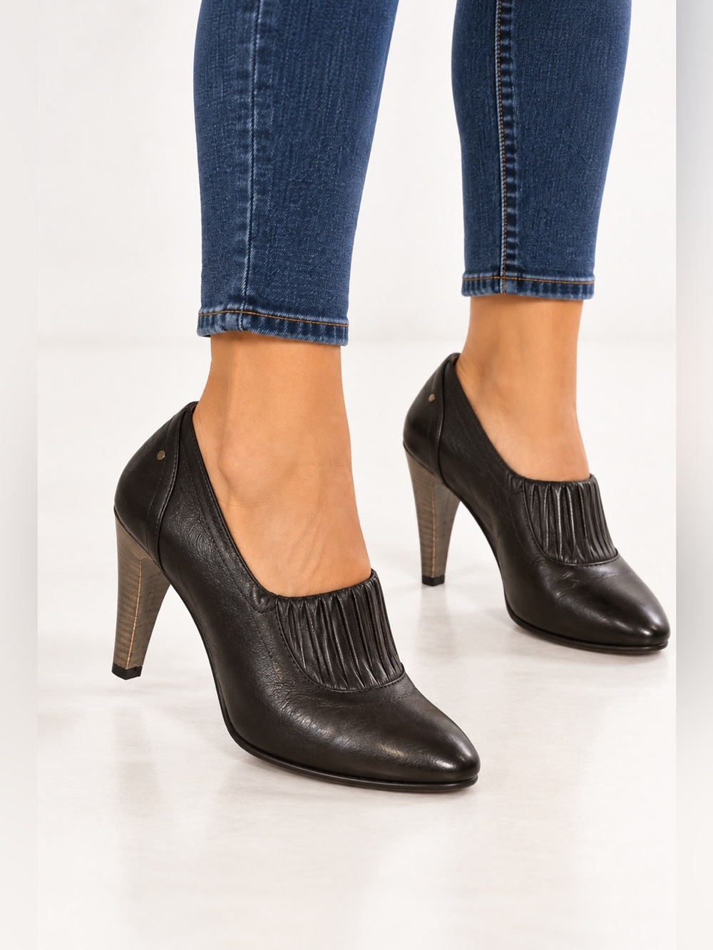 Coach Adra black leather heels, like new! Size 9